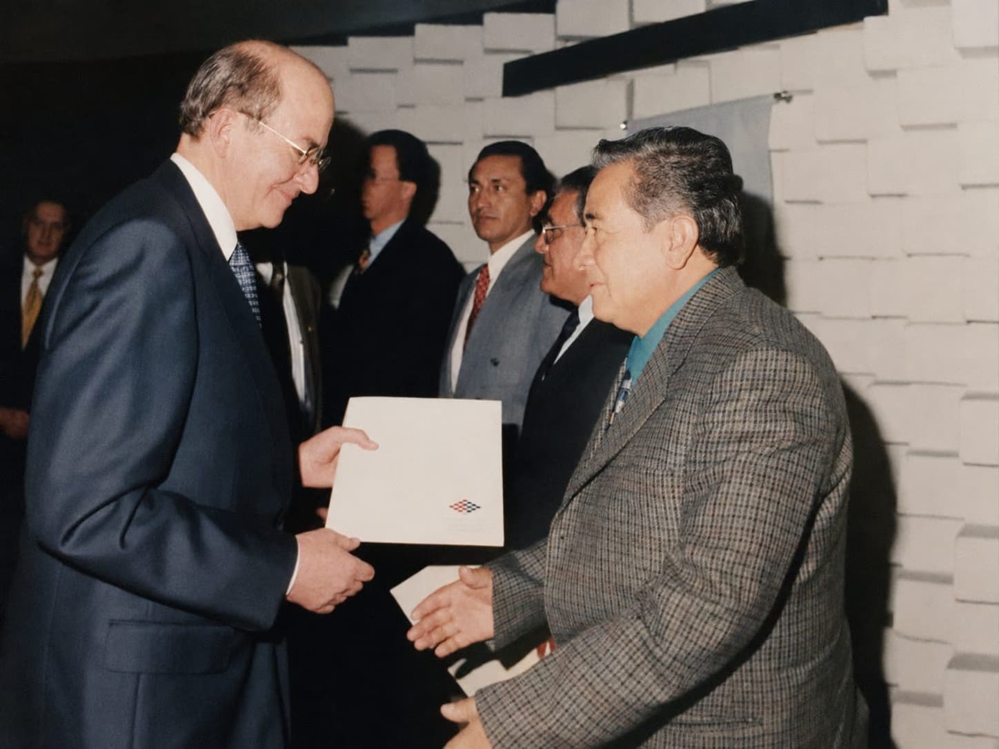 Fundador de Textil Padilla recibiendo un reconocimiento